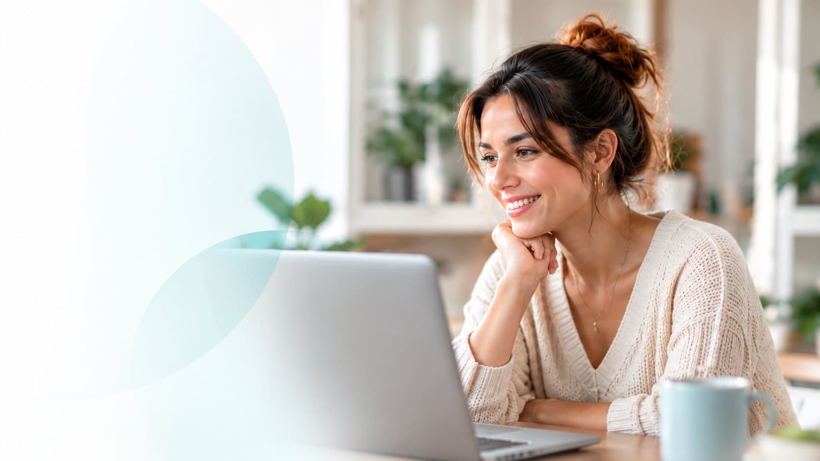 Mujer sonriendo frente a su notebook
