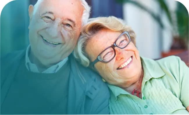 Pareja de adultos mayores sonriendo