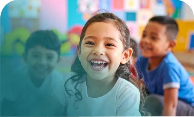Niña sonriendo en la sala de clases
